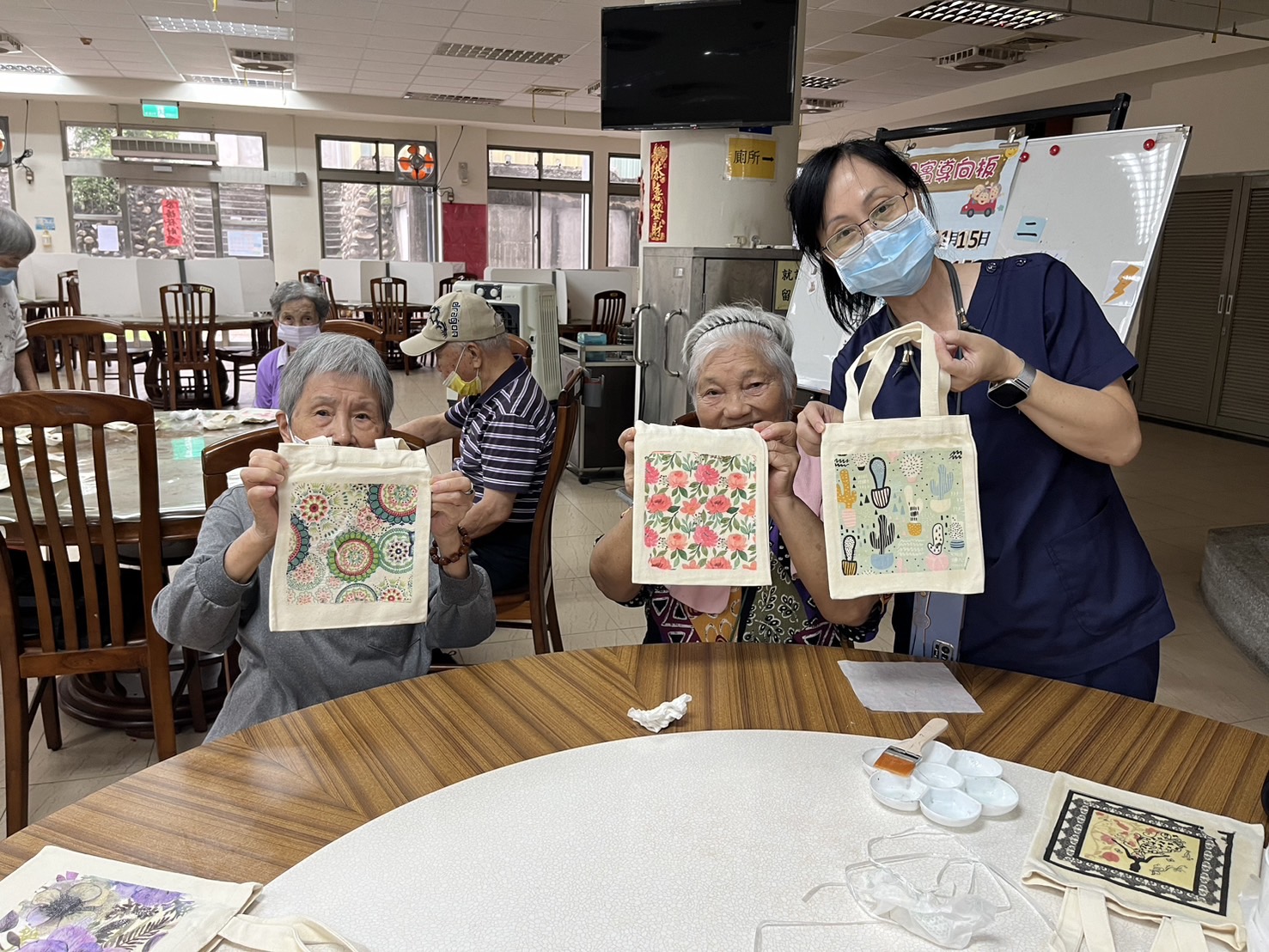 ▲彰化榮家舉辦「蝶古巴特DIY體驗活動」，希望透過藝術手作，也能提升手部力量、協調性與靈巧度。（記者張溎壕攝）