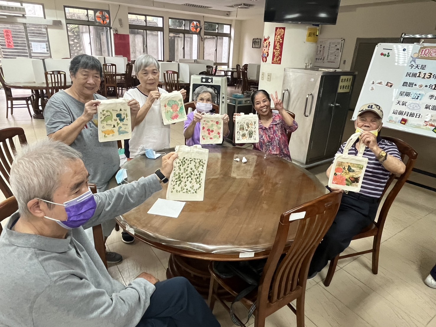 ▲彰化榮家舉辦「蝶古巴特DIY體驗活動」，希望透過藝術手作，也能提升手部力量、協調性與靈巧度。（記者張溎壕攝）