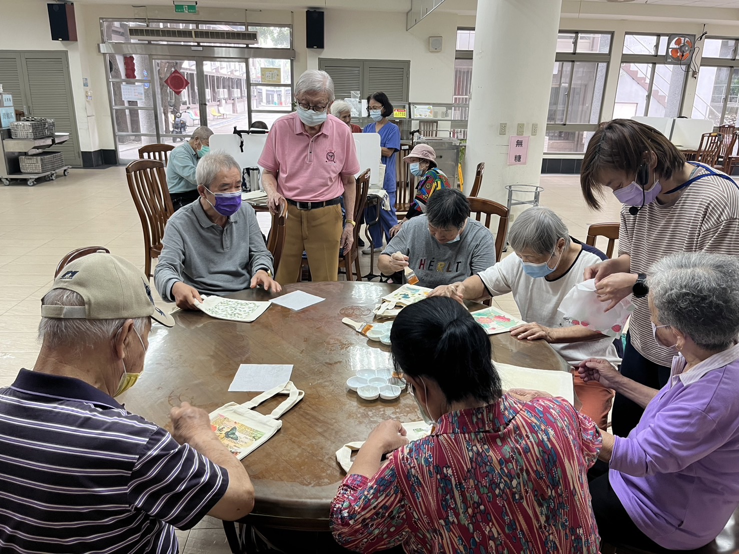 ▲彰化榮家舉辦「蝶古巴特DIY體驗活動」，希望透過藝術手作，也能提升手部力量、協調性與靈巧度。（記者張溎壕攝）