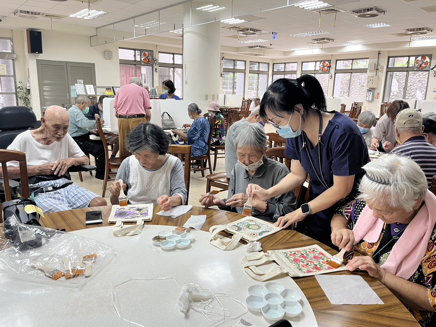 ▲彰化榮家舉辦「蝶古巴特DIY體驗活動」，希望透過藝術手作，也能提升手部力量、協調性與靈巧度。（記者張溎壕攝）