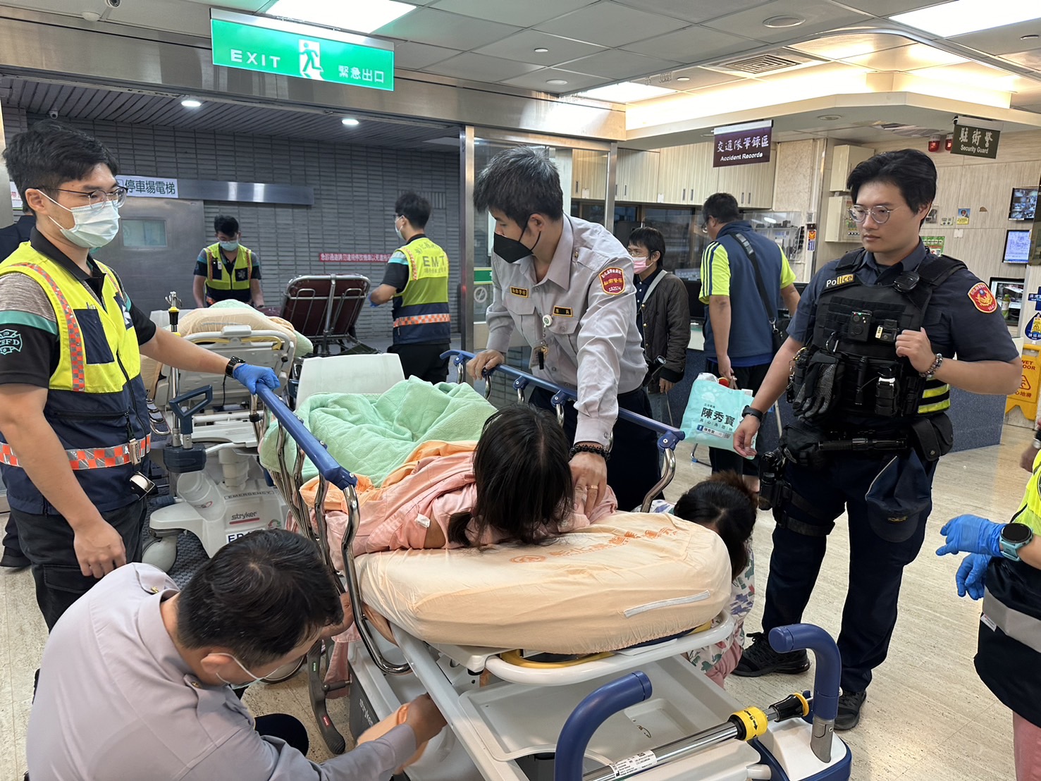 ▲女碩士生企圖從橋上跳下，彰化警分局員警陳驄勝在千鈞一髮之際飛撲死命抓住，成功救回一命，陳驄勝右手卻因此拉傷。（警方提供）