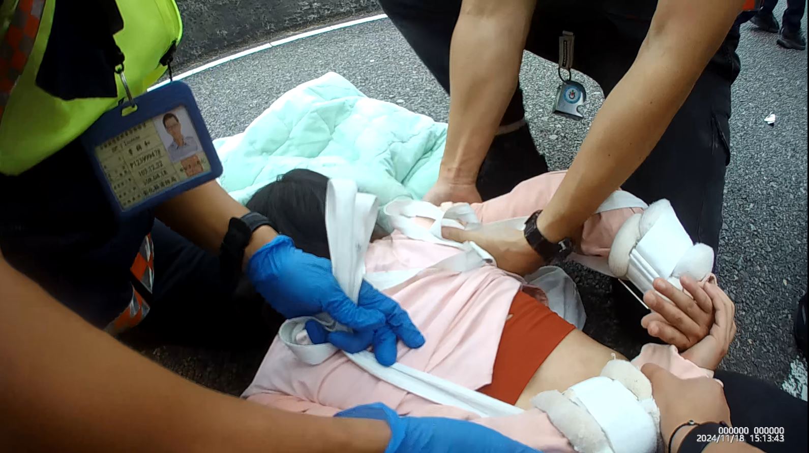 ▲女碩士生企圖從橋上跳下，彰化警分局員警陳驄勝在千鈞一髮之際飛撲死命抓住，成功救回一命，陳驄勝右手卻因此拉傷。（警方提供）