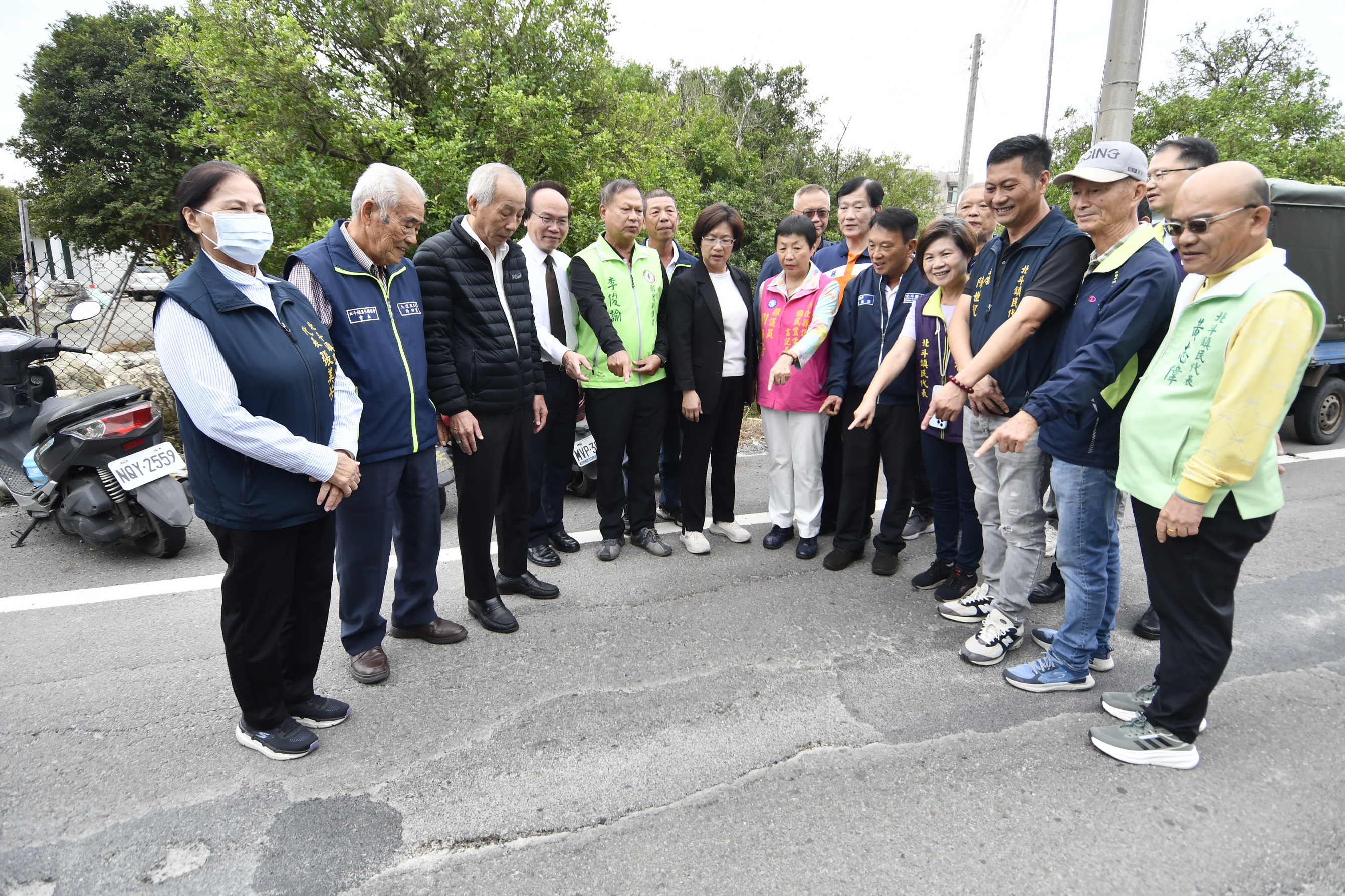 ▲溪州鄉聖天宮旁的三西路交叉路口與北斗鎮的舜耕路，由於長期路面破損，經常發生車禍事故，縣長王惠美前往視察。（縣政府提供）