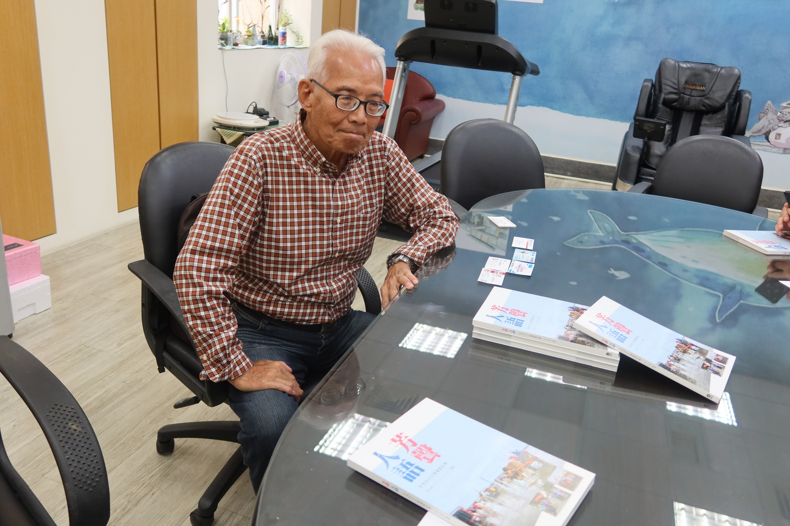 ▲芳苑鄉鄉土文化協會理事長林天成編撰「芳聲人語」一書，記錄2020年芳苑鄉反火化場運動紀事。（記者張溎壕攝）