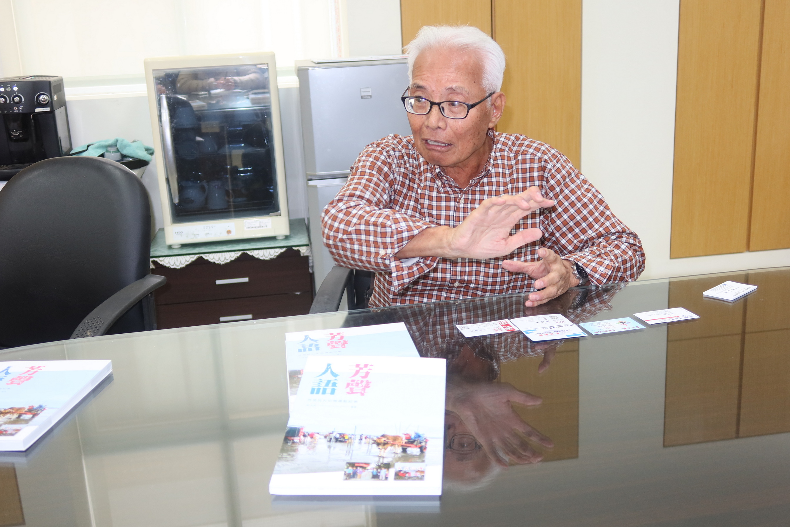 ▲芳苑鄉鄉土文化協會理事長林天成編撰「芳聲人語」一書，記錄2020年芳苑鄉反火化場運動紀事。（記者張溎壕攝）