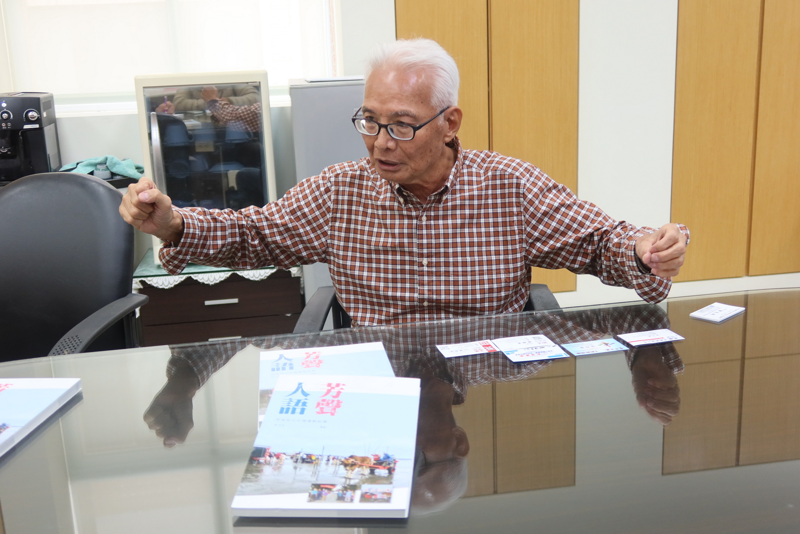 ▲芳苑鄉鄉土文化協會理事長林天成編撰「芳聲人語」一書，記錄2020年芳苑鄉反火化場運動紀事。（記者張溎壕攝）