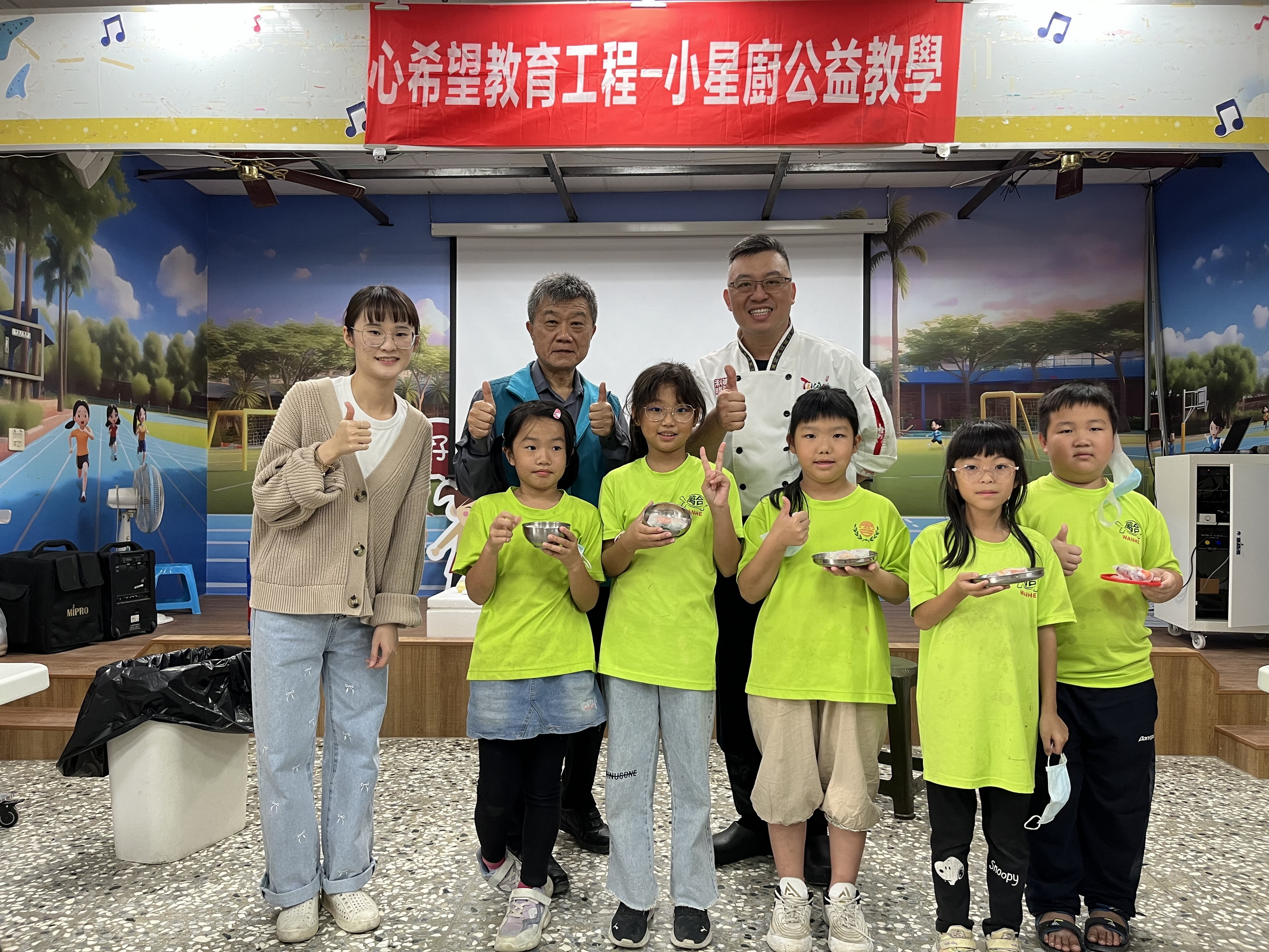 ▲2024年第六屆小星廚環台公益教學活動來到二林鎮萬合國小，星級主廚楊俊民與學童們分享他的精湛廚藝。（萬合國小提供）