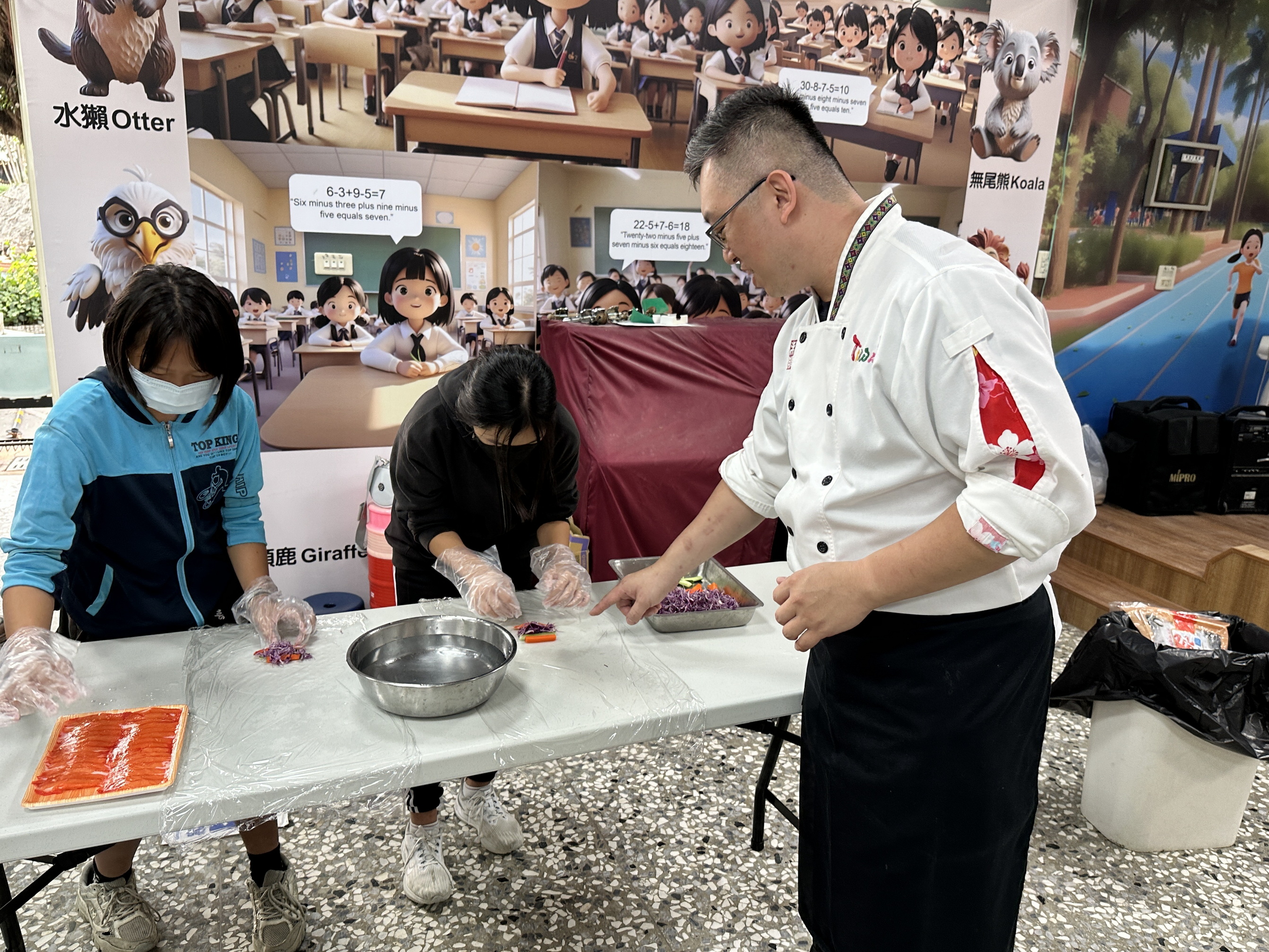 ▲2024年第六屆小星廚環台公益教學活動來到二林鎮萬合國小，星級主廚楊俊民與學童們分享他的精湛廚藝。（萬合國小提供）