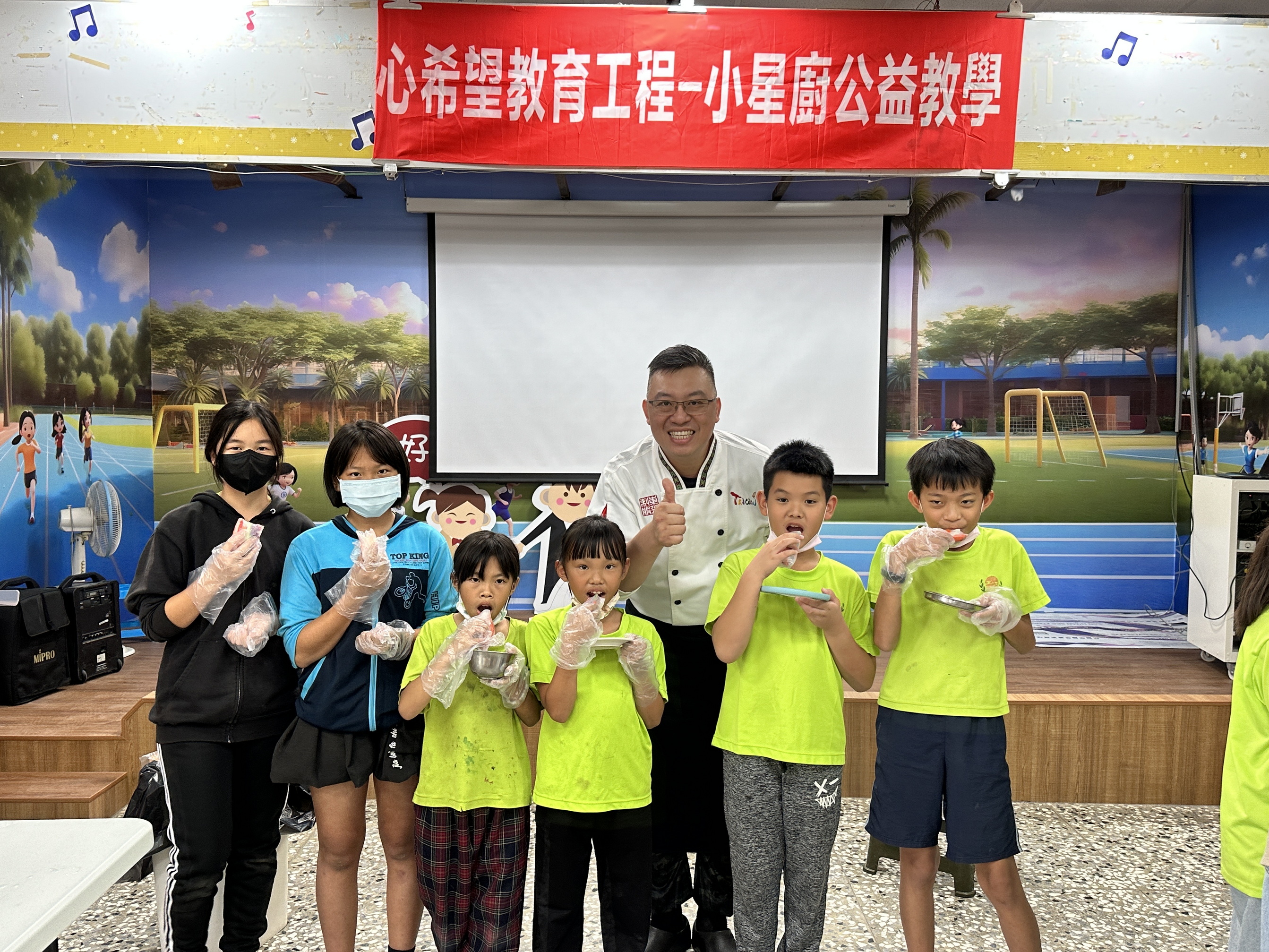 ▲2024年第六屆小星廚環台公益教學活動來到二林鎮萬合國小，星級主廚楊俊民與學童們分享他的精湛廚藝。（萬合國小提供）