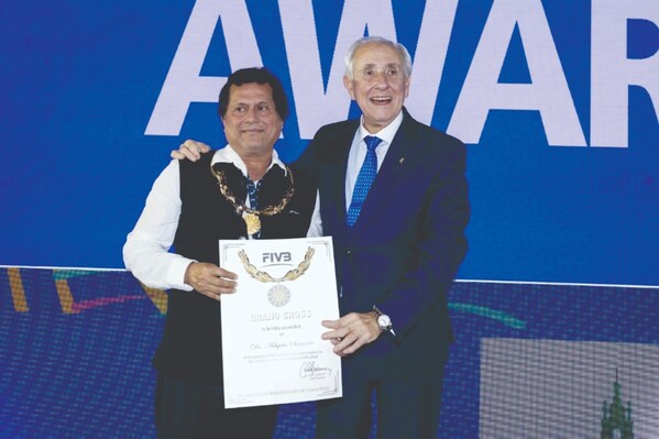Achyuta Samanta 獲頒國際排球總會 (FIVB) 大十字勛章