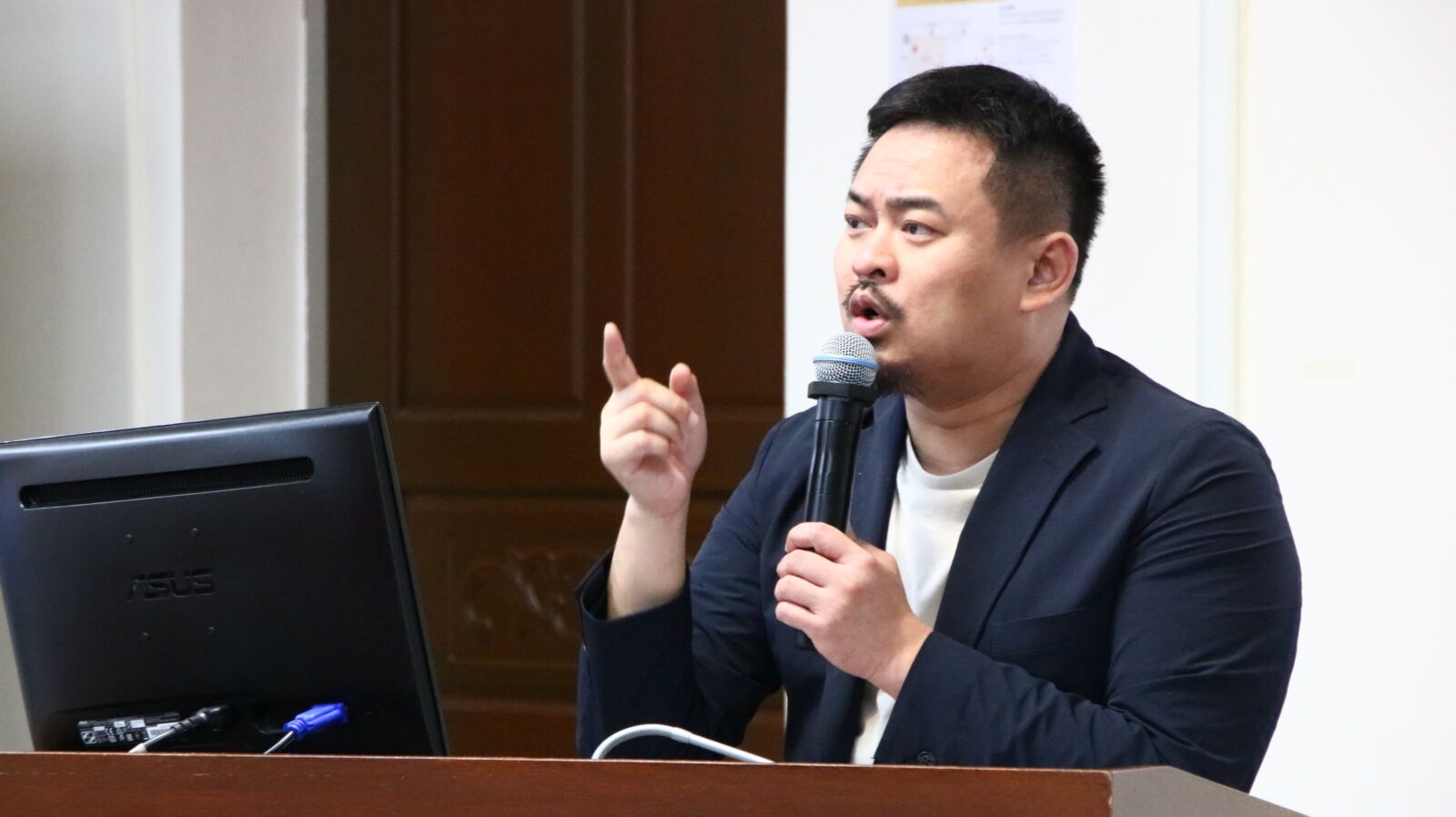 洪申翰質疑中鋼運通僱用中國籍船員 卓榮泰承諾檢討 224 洪申翰質疑中鋼運通僱用中國籍船員 卓榮泰承諾檢討 223