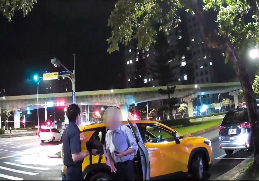 協助找回遺失護照背包 日本教授盛讚內湖警好棒 237 248241119a02