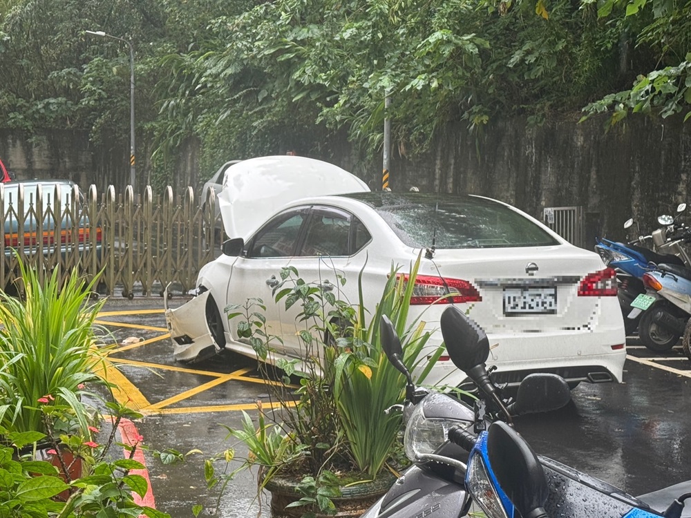 2車手拒捕衝撞警開11槍逮人 60歲婦3個月被詐逾5千萬元 223 cnews204241119a14