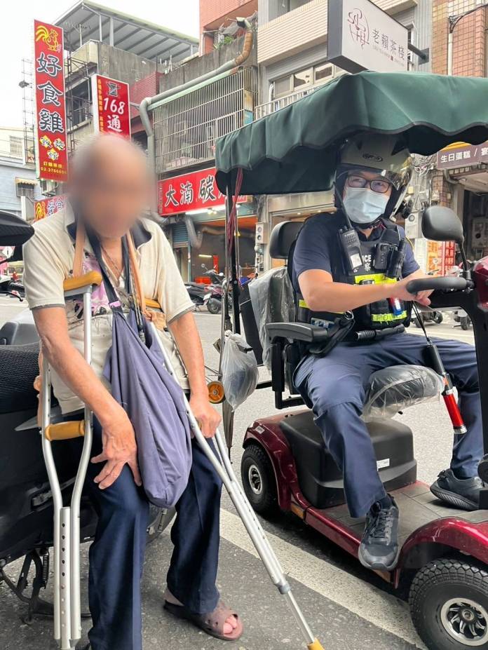 老翁買完菜電動車竟消失 八德警及時伸援 59 699895 0