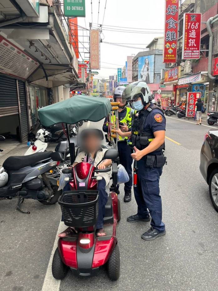 老翁買完菜電動車竟消失 八德警及時伸援 60 699896 0
