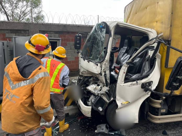 車頭撞爛!疑駕駛身體不適 小貨車衝撞營區外電箱、拖吊車 58 700050 0