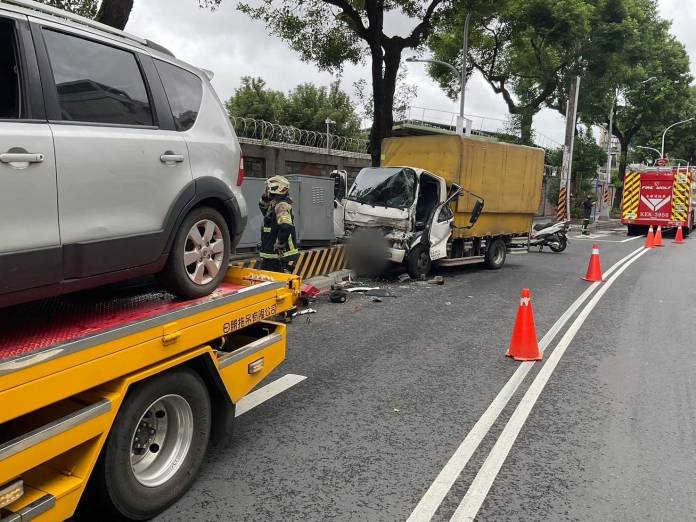 車頭撞爛!疑駕駛身體不適 小貨車衝撞營區外電箱、拖吊車 59 700048 0