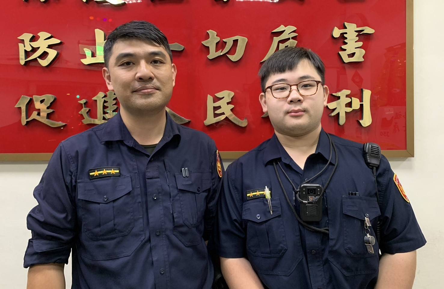 延平派出所警員潘龍聖(左)、林建宏(右)呼籲民眾接到不明電話要求匯款、解除帳戶或交付現金時,務必保持冷靜,立即撥打165反詐騙專線或110向警方確認。(記者 黃荷琇翻攝)
