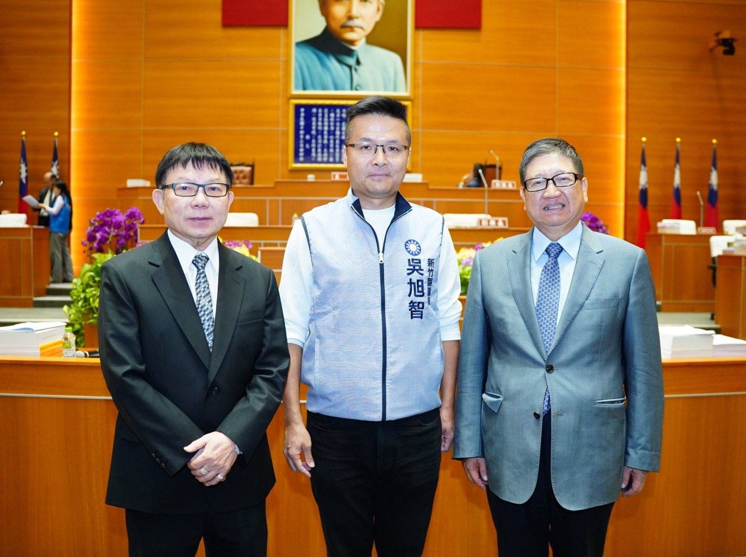 縣長楊文科(右)強調完善大眾運輸,助學生準時通學,連結園區交通,推動低碳永續,攜手公所共創便捷交通網。