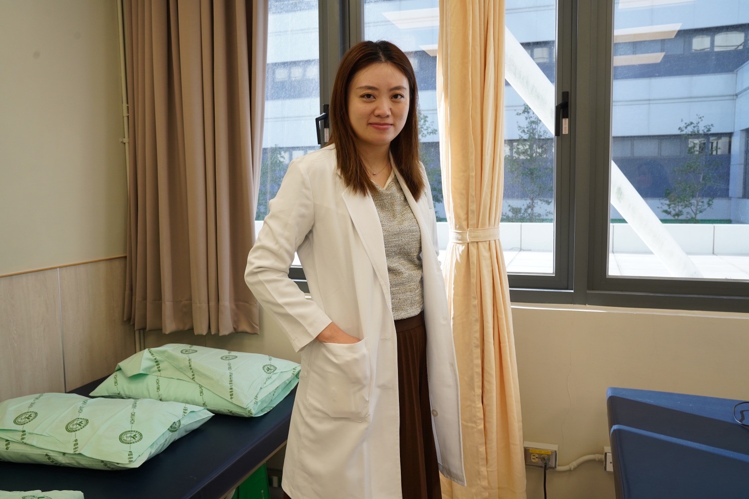 龔醫師強調偏頭痛需依個人情況調整治療,結合藥物與生活習慣改善,陳主任提醒需專業醫師評估選擇療法。(圖/記者林照東翻攝)