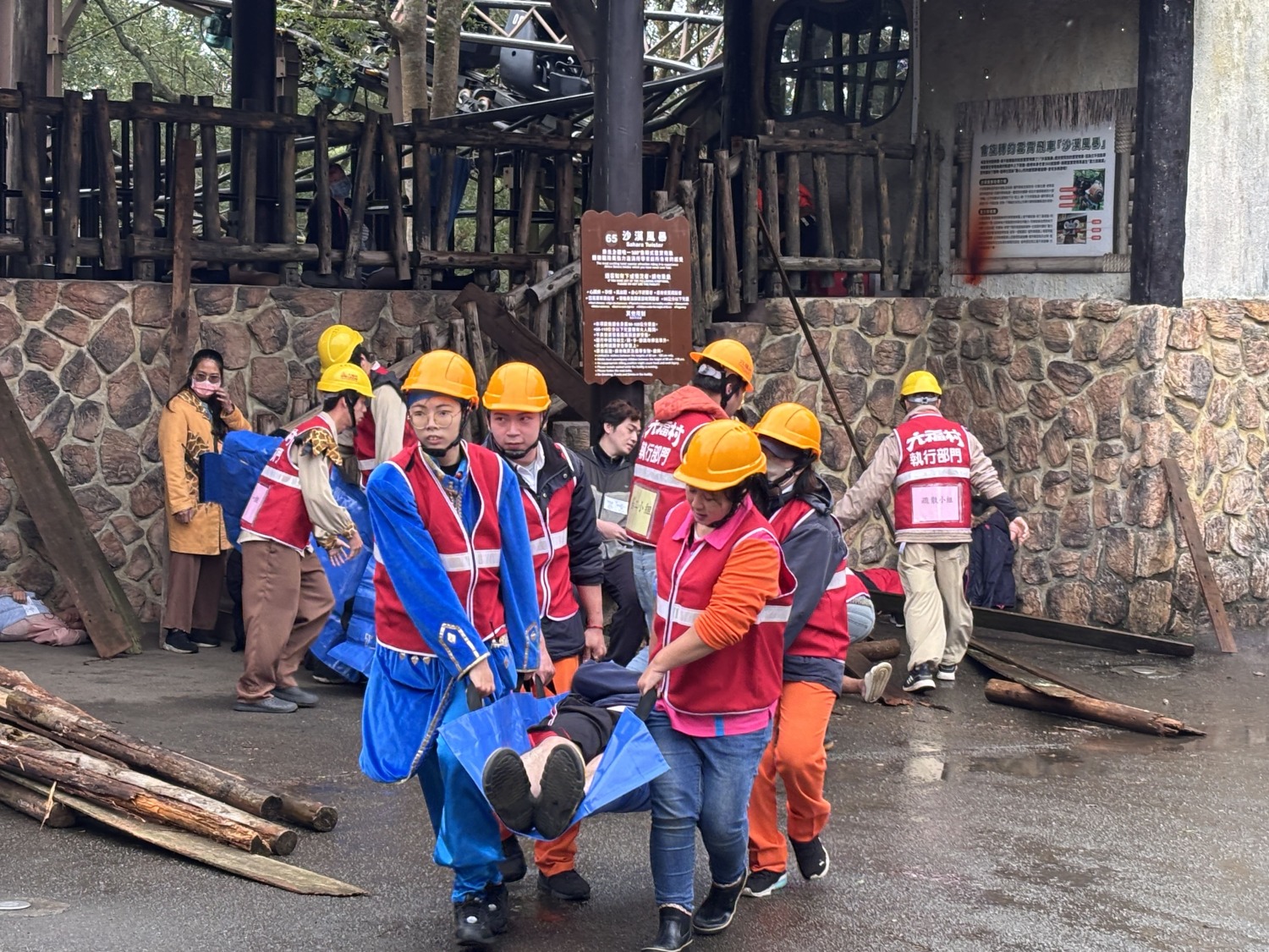 交旅處長陳盈州表示,此次演練模擬地震及餘震,涵蓋設施故障、黑熊脫逃與人群混亂等多重危機應變。(圖/記者林照東翻攝)