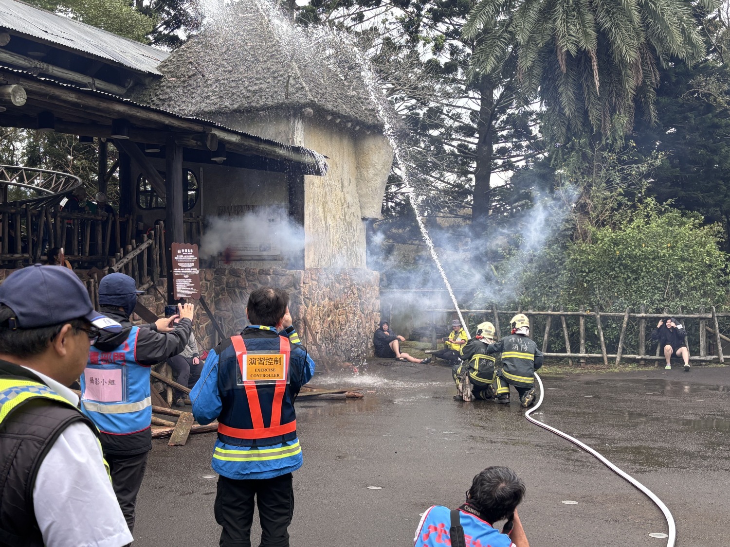 多層次演練檢驗應變能力,園區動員30人成功處置黑熊脫逃危機,迅速控制場面保障安全。(圖/記者林照東翻攝)