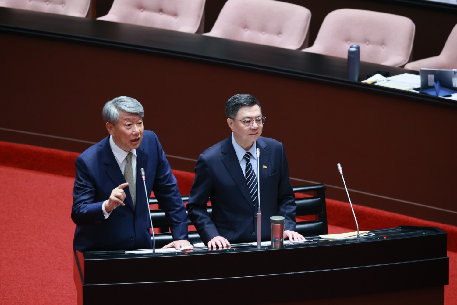 行政院院長卓榮泰及相關部會首長今日列席立法院院會,報告「113年度中央政府總預算案追加預算案」編製經過並備詢。(圖/張啓楷國會辦公室)