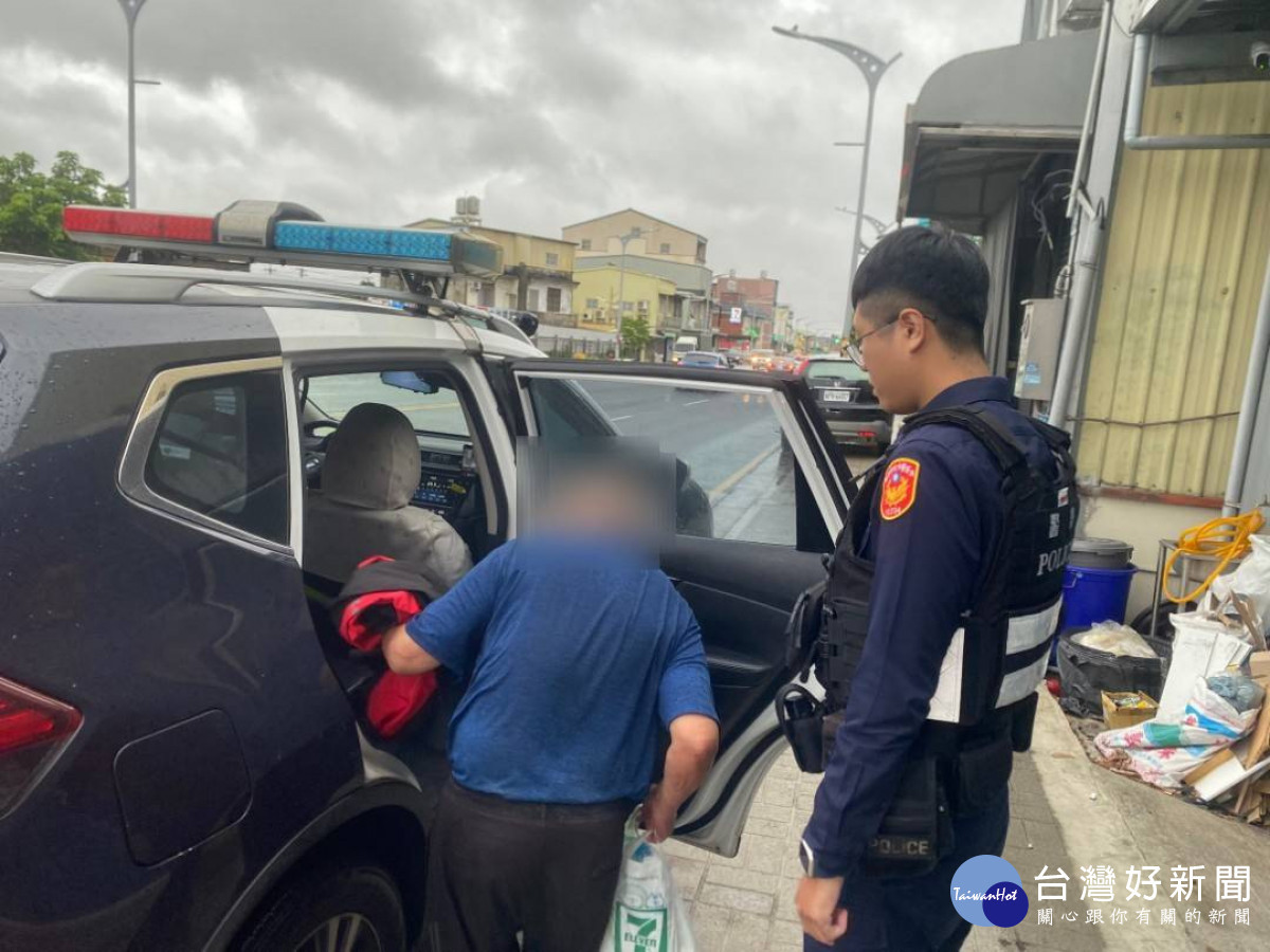 失智老翁外出迷路,南竹派出所警暖心接力助返家。<br /><br /> <br /><br />