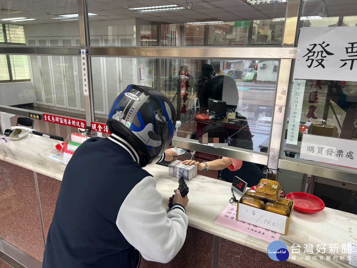 金融機構安全再強化,大溪警民攜手防搶實戰演練。