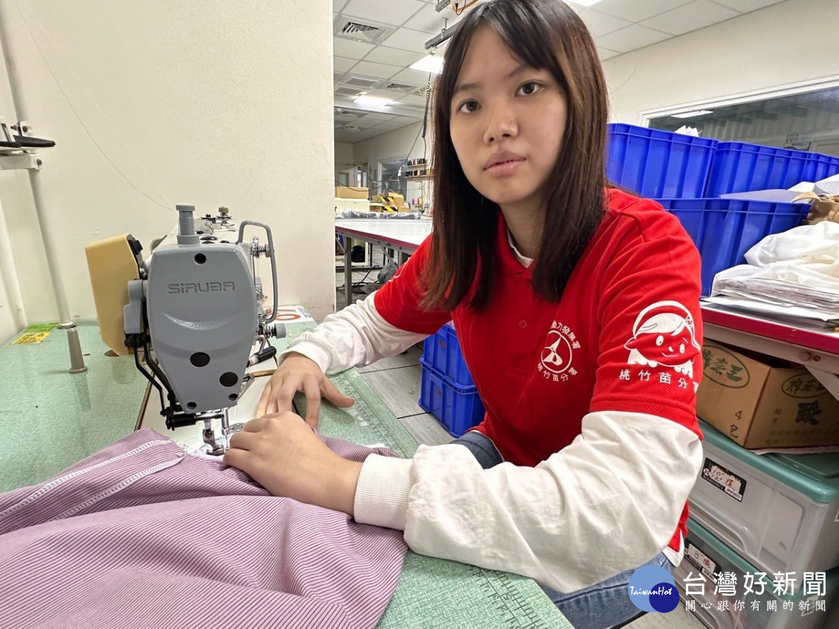 桃竹苗分署服裝班學員彭如瑩車禍術後重生,苦練服裝技能順利考取服裝乙丙級證照,立志成為服裝樣品師。