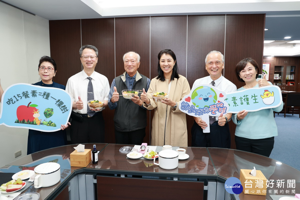許縣長、廣隆李總裁（左三)等一同用餐推素食。（縣府提供）