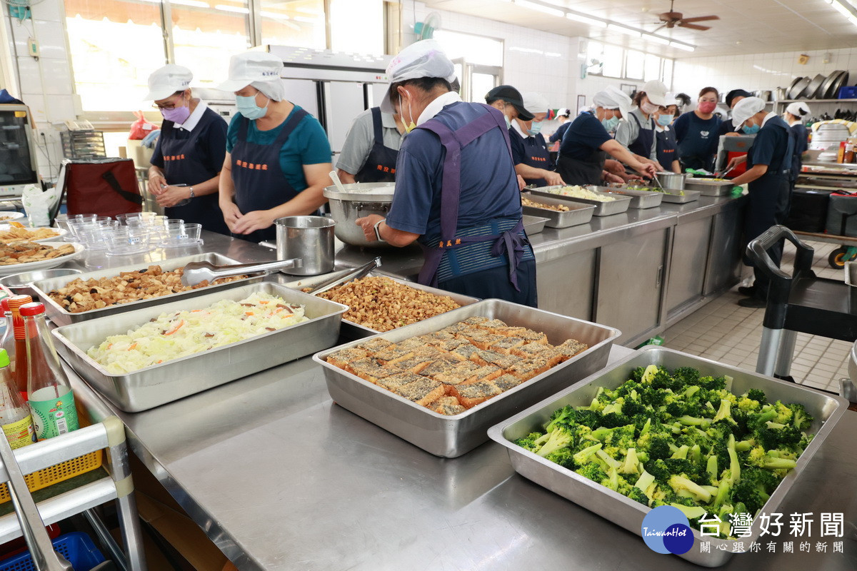 慈濟志工每周負責300個素便當。(縣府提供)