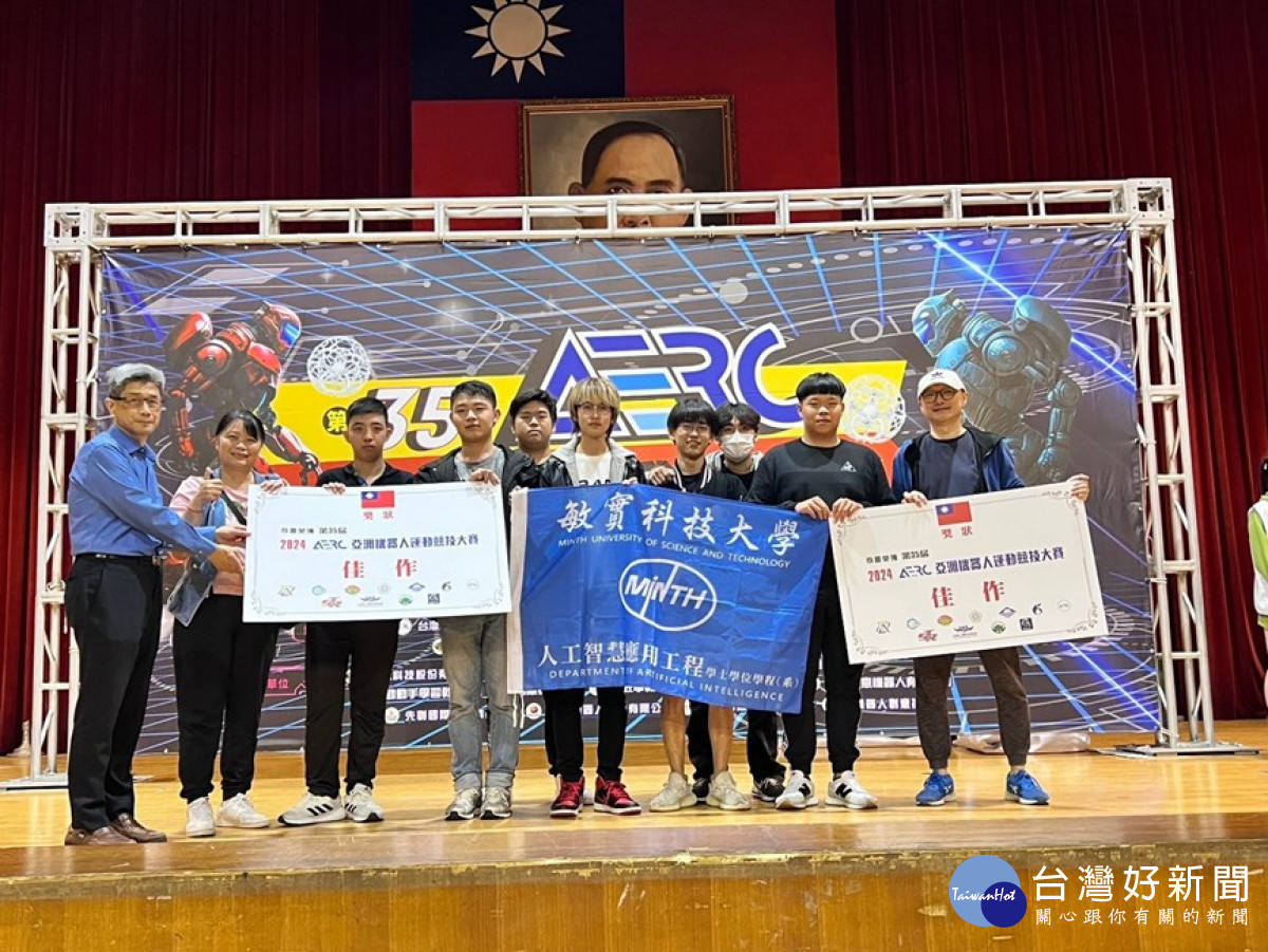 左1主辦單位頒獎人,左2何惠珍指導老師,左3,林諺廷左4,陳頌驩左5邱奕傑,右5羅聖麟,右4,潘信宇右3,陳佑威右2,吳智豪右1蔡鴻德指導老師。