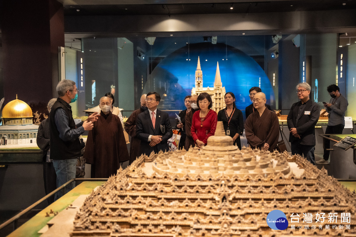 「漢先生畫重點:從漢先生的視角看建築」特展開幕,由世界宗教博物館觀眾推服組主任王震寰(左一)為博物館理事導覽。(圖由世界宗教博物館提供)