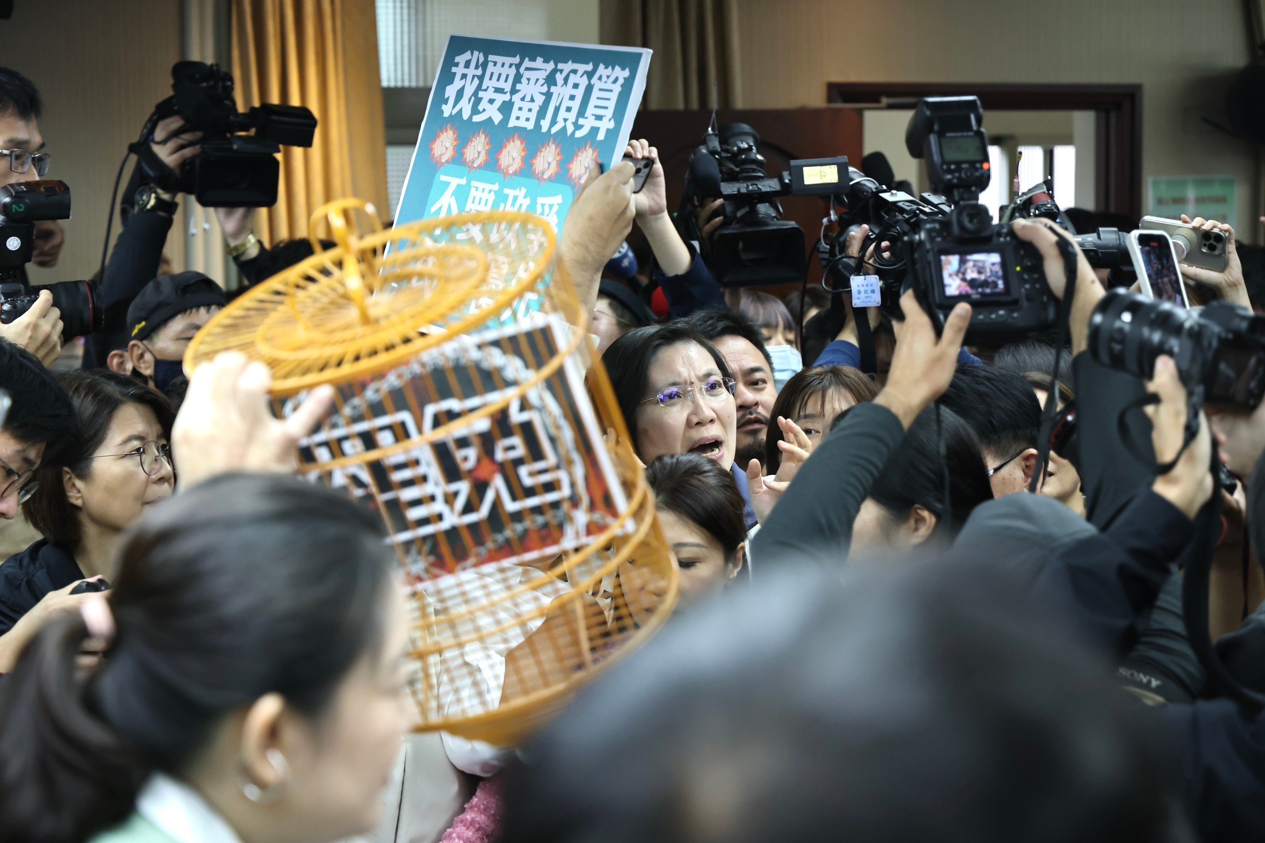 民進黨立委一早搶占主席台,國民黨立委則高喊要開會,雙方一度爆發推擠衝突。林啟弘攝