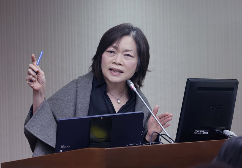 勞動部長何佩珊20日改口,將對謝宜容記兩大過,予以停職。中央社