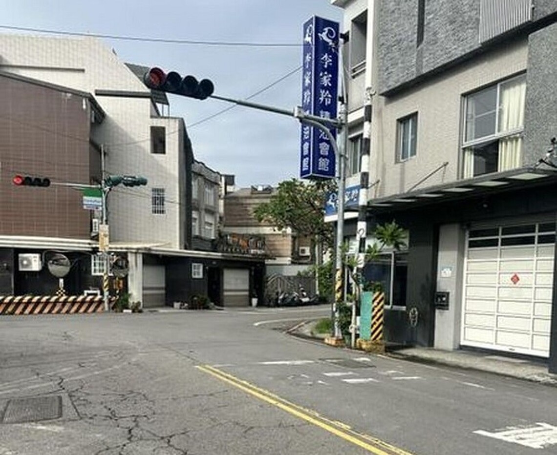 騎乘機車 遇上閃黃、紅燈,減速停車還要腳踩地面