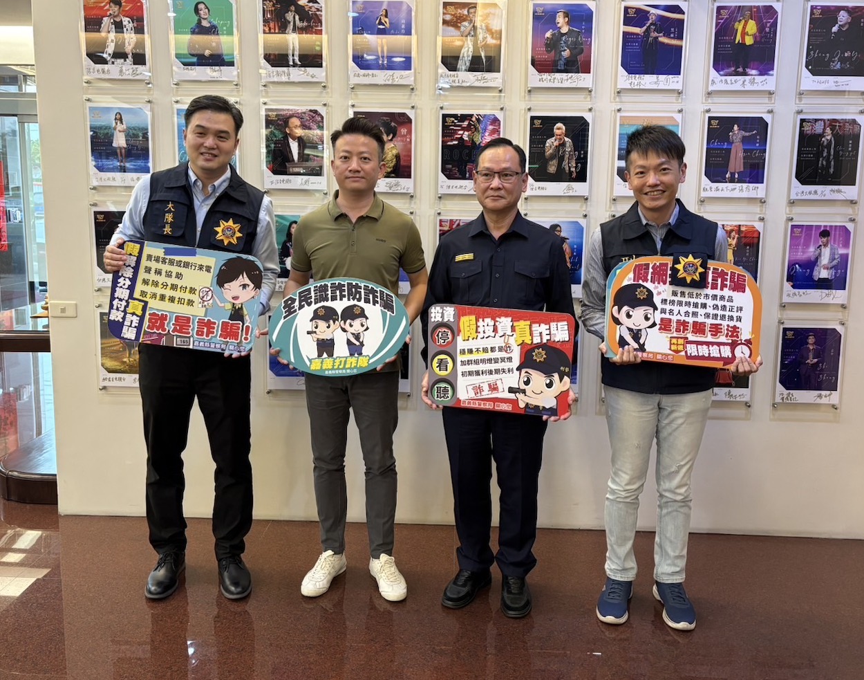 ▲嘉義縣警察局長李權哲（右二）率隊到信吉衞星電視台宣導反詐。（圖/嘉義縣警察局提供）