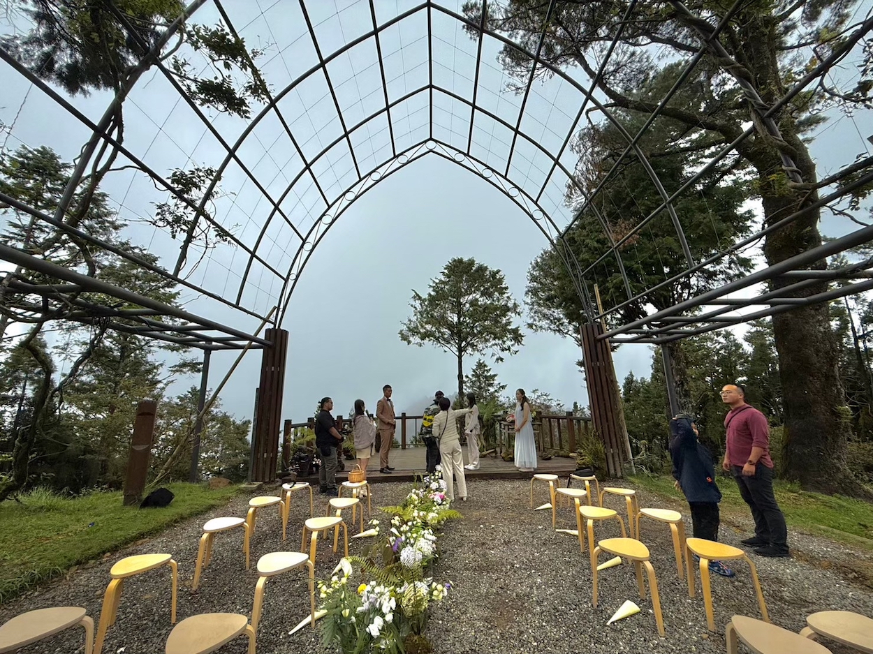 ▲阿里山植物園紫藤花架周邊是適合舉辦戶外婚禮的場域。(圖/嘉義分署提供)