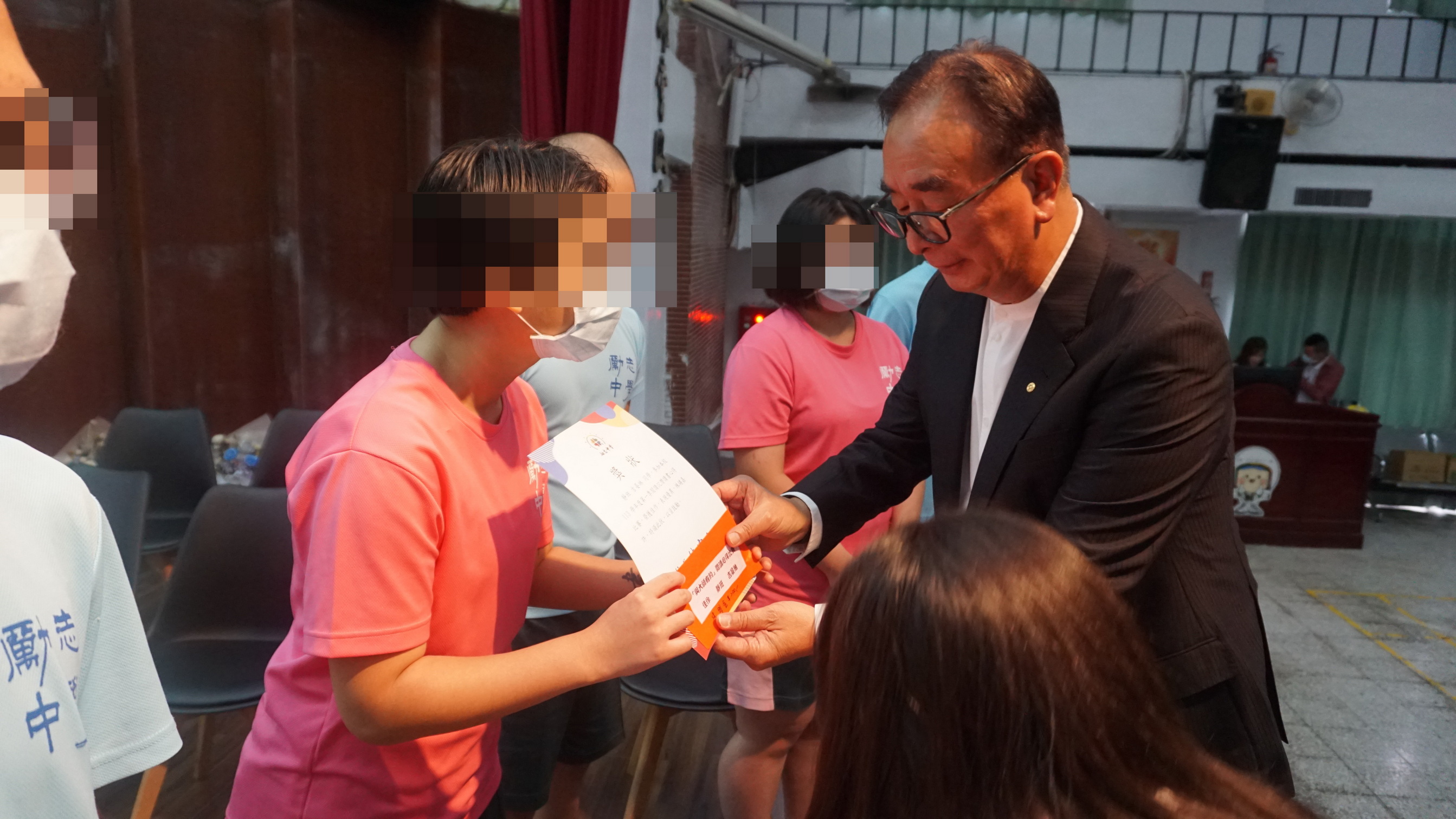 ▲勵志中學辦理「與大師有約」麗明營造董事長吳春山與學生分享人生經歷，並回答學生們的問題，鼓勵學生們多方位發展自我。（勵志中學提供）