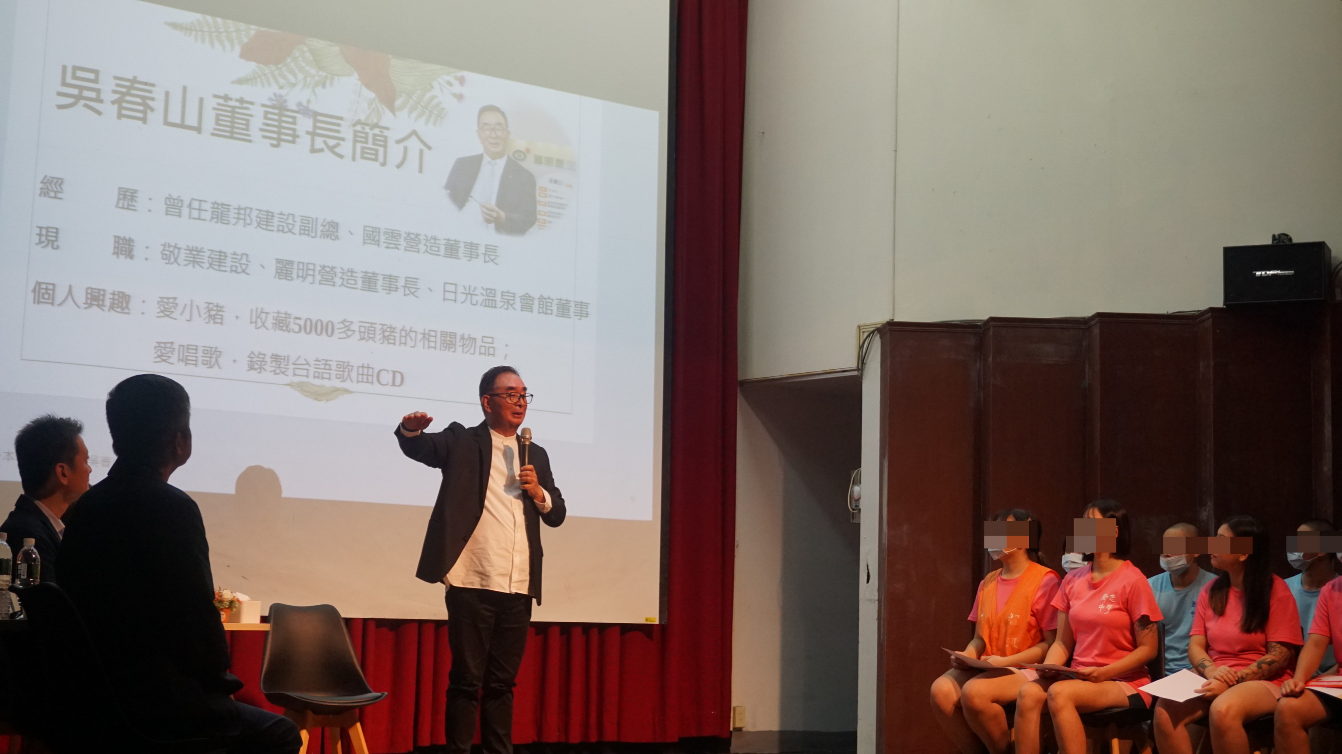 ▲勵志中學辦理「與大師有約」麗明營造董事長吳春山與學生分享人生經歷，並回答學生們的問題，鼓勵學生們多方位發展自我。（勵志中學提供）