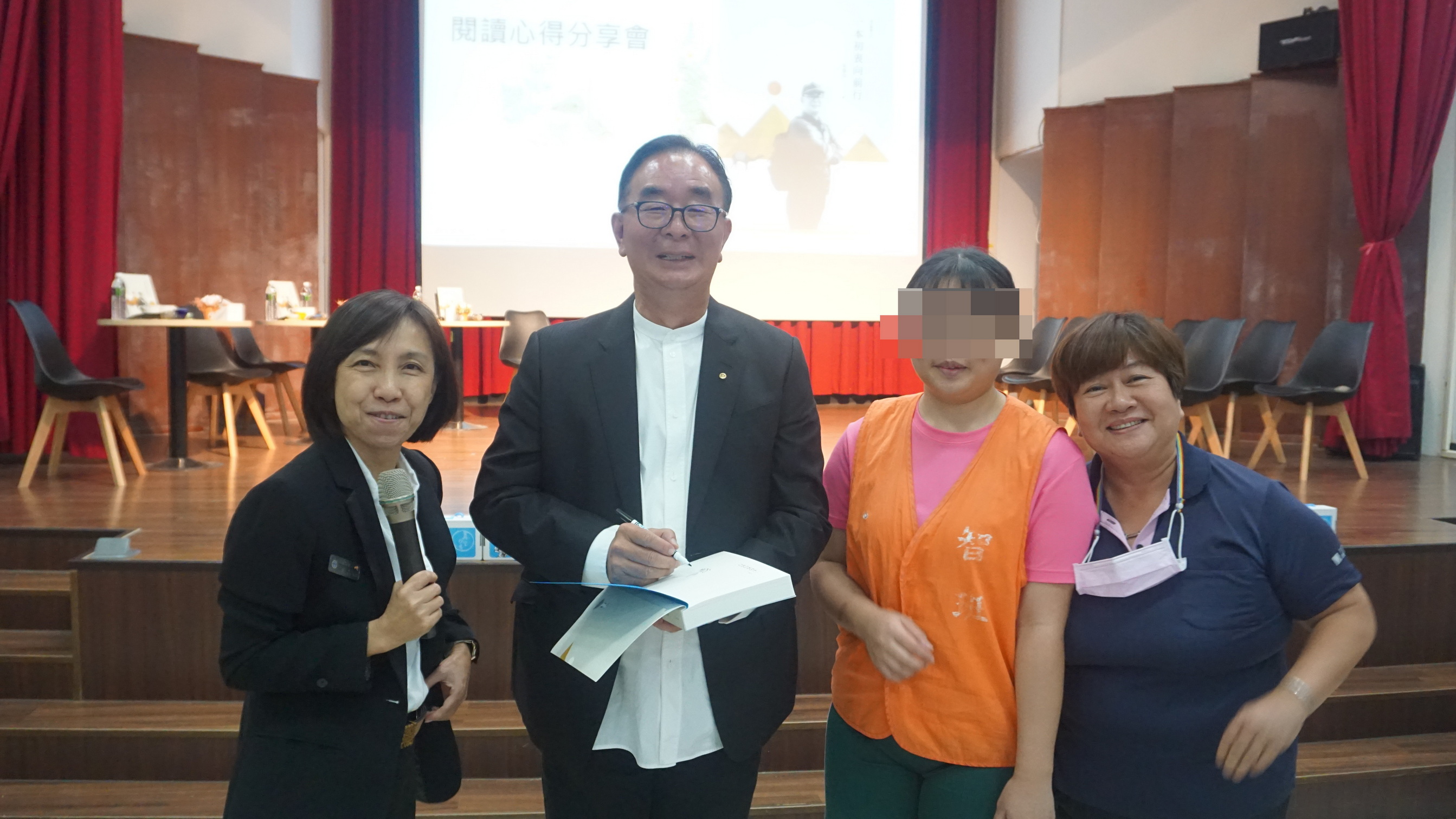 ▲勵志中學辦理「與大師有約」麗明營造董事長吳春山與學生分享人生經歷，並回答學生們的問題，鼓勵學生們多方位發展自我。（勵志中學提供）