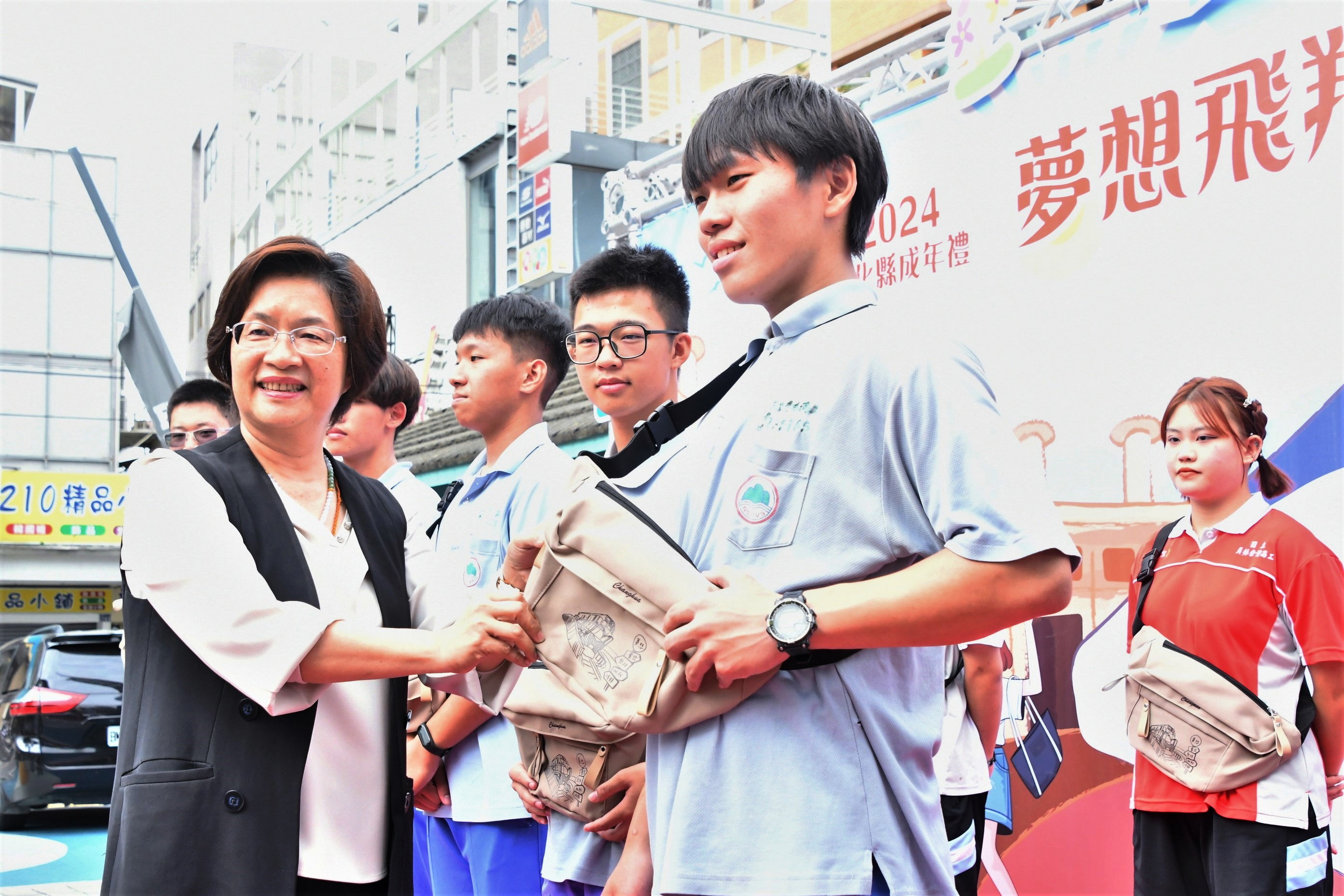 ▲彰化縣政府舉行2024成年禮宣傳會，彰化縣長王惠美、崇實、秀水高工的學生帶領大家挑戰進階版「18蹲」。（記者張溎壕攝）
