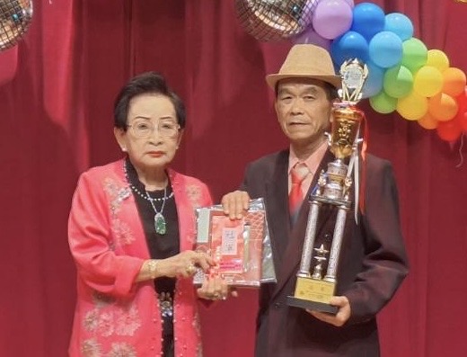 ▲秀和基金會「113年度草地人ㄟ星光大道-歌王霸主」長青歌唱大賽，參賽者們穿著盛裝，場面有如今曲海選般熱絡。（秀和基金會提供）
