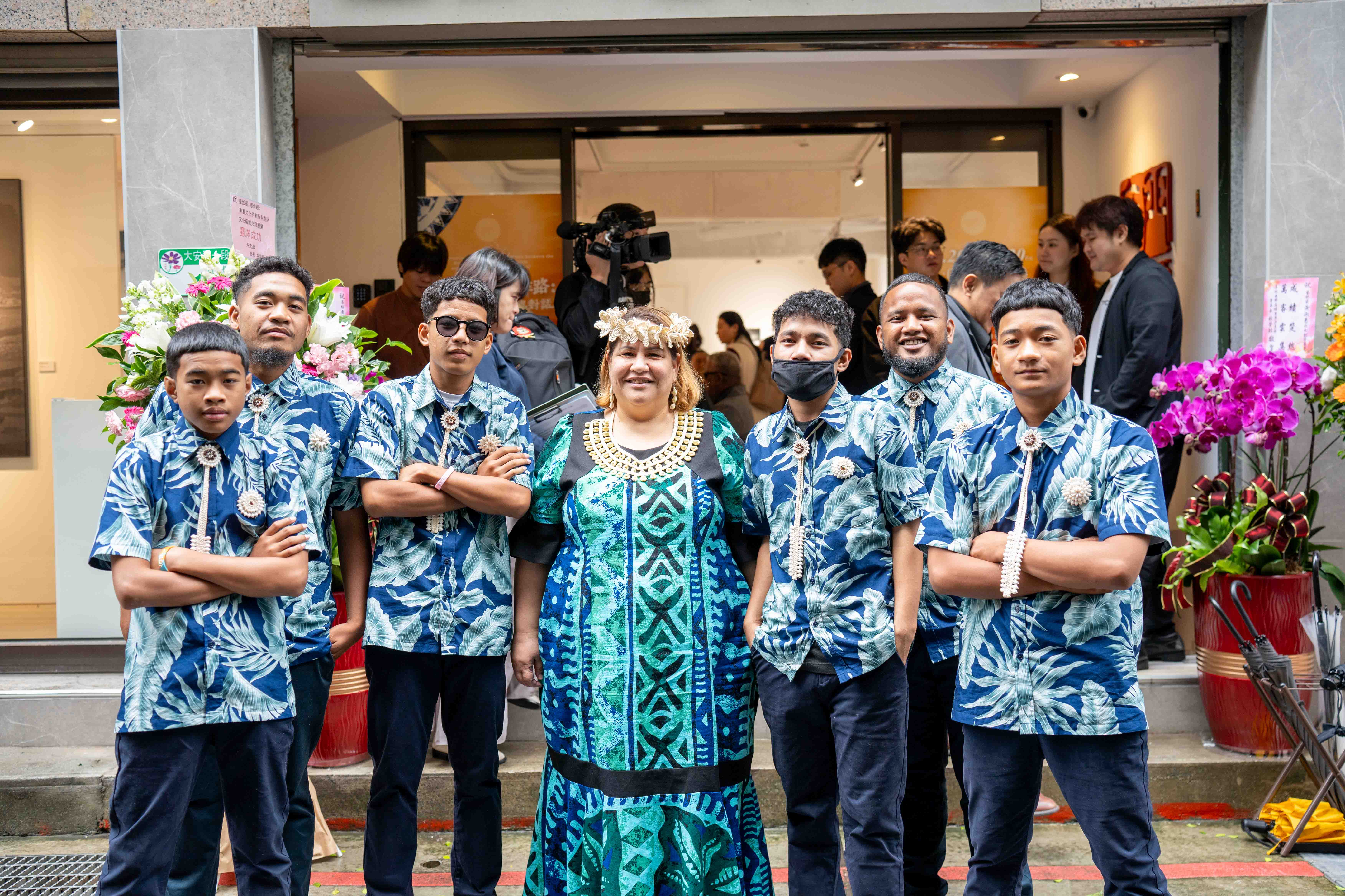 馬紹爾群島共和國大使 卡蒂爾 大使H.E. Ambassador Anjanette Kattil(圖中)與馬紹爾群島 Bukon Labod舞團合影
