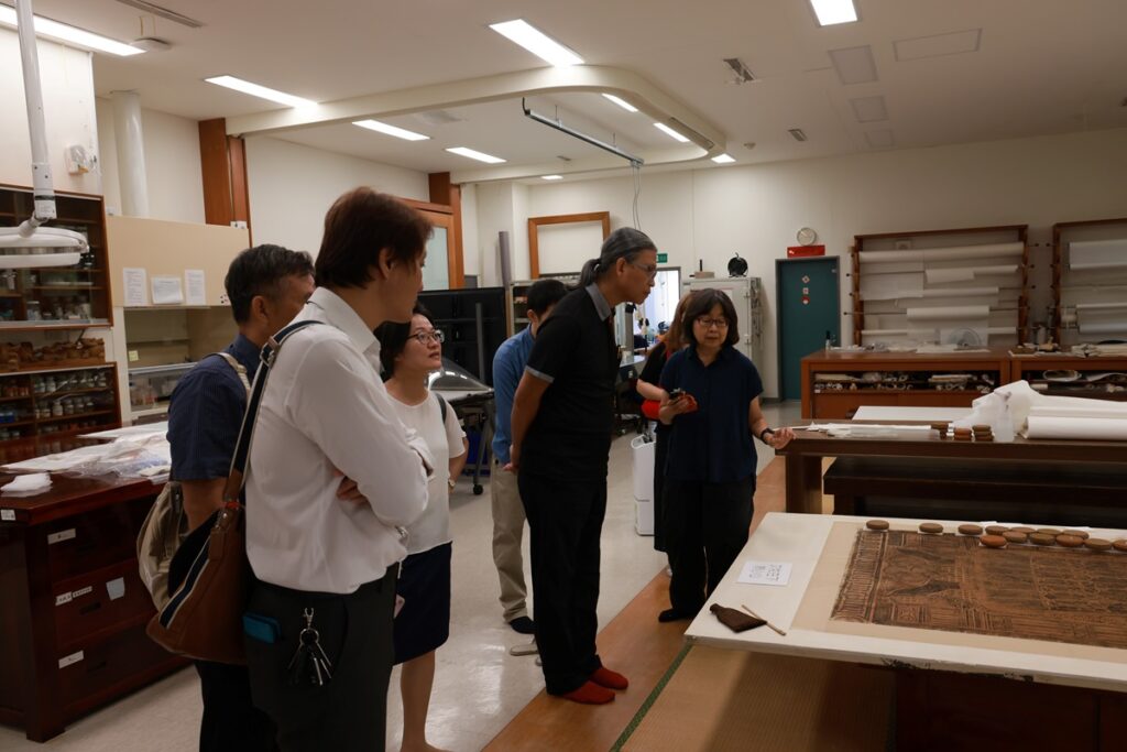 國立臺南藝術大學博物館與古物維護研究所教授蔡斐文（右）分享說明紙張類文物修復情形。（圖/工藝中心提供）