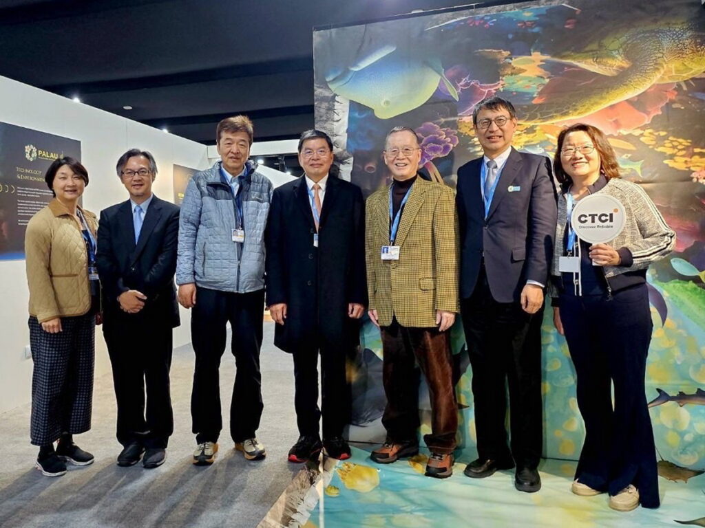 中鼎集團何麗嫺永續長(右一)出席COP29,與中鼎教育基金會簡又新董事長(右三)、行政院能源及減碳辦公室林子倫副執行長(右二)等合影。