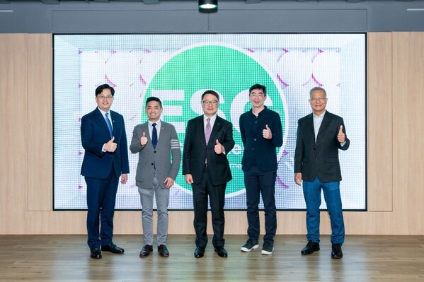 蘇黎世保險(香港)行政總裁許金桂先生(中)、數碼港首席公眾使命官陳思源先生(左一)、香港天文台前助理台長梁榮武先生(右一)、庫瓦有限公司創辦人兼行政總裁林忠澤先生(左二)、基石科技行政總裁葉兆康先生(右二)一同為三方合作共建綠色生態圈主持啟動禮。 蘇黎世保險(香港)行政總裁許金桂先生(中)、數碼港首席公眾使命官陳思源先生(左一)、香港天文台前助理台長梁榮武先生(右一)、庫瓦有限公司創辦人兼行政總裁林忠澤先生(左二)、基石科技行政總裁葉兆康先生(右二)一同為三方合作共建綠色生態圈主持啟動禮。