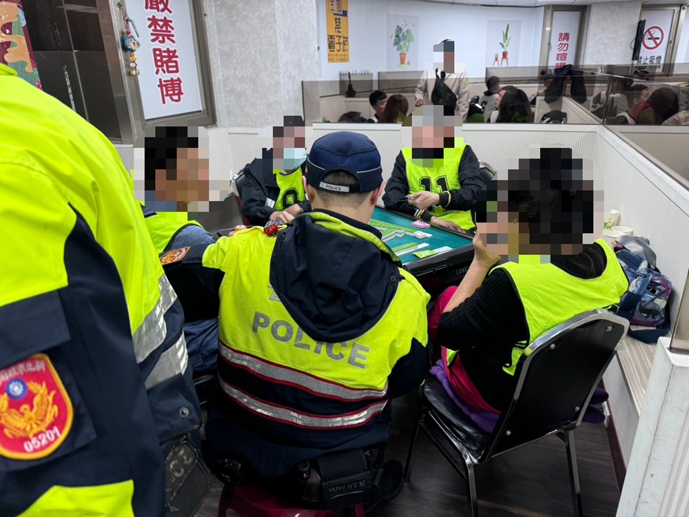 棋牌社掛羊頭賣狗肉 警破麻將賭場逮38人送辦 237 cnews204241120a08