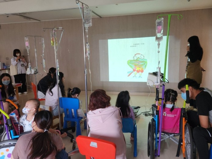 桃園醫院響應國際兒童人權日 玩具故事車開進兒科病房 61 23B5646E 69BC 43A8 B530 420CE9B45C51